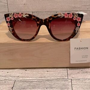 Women’s Tortoise Shell Cat Eye Rosette sunglasses New With Tags